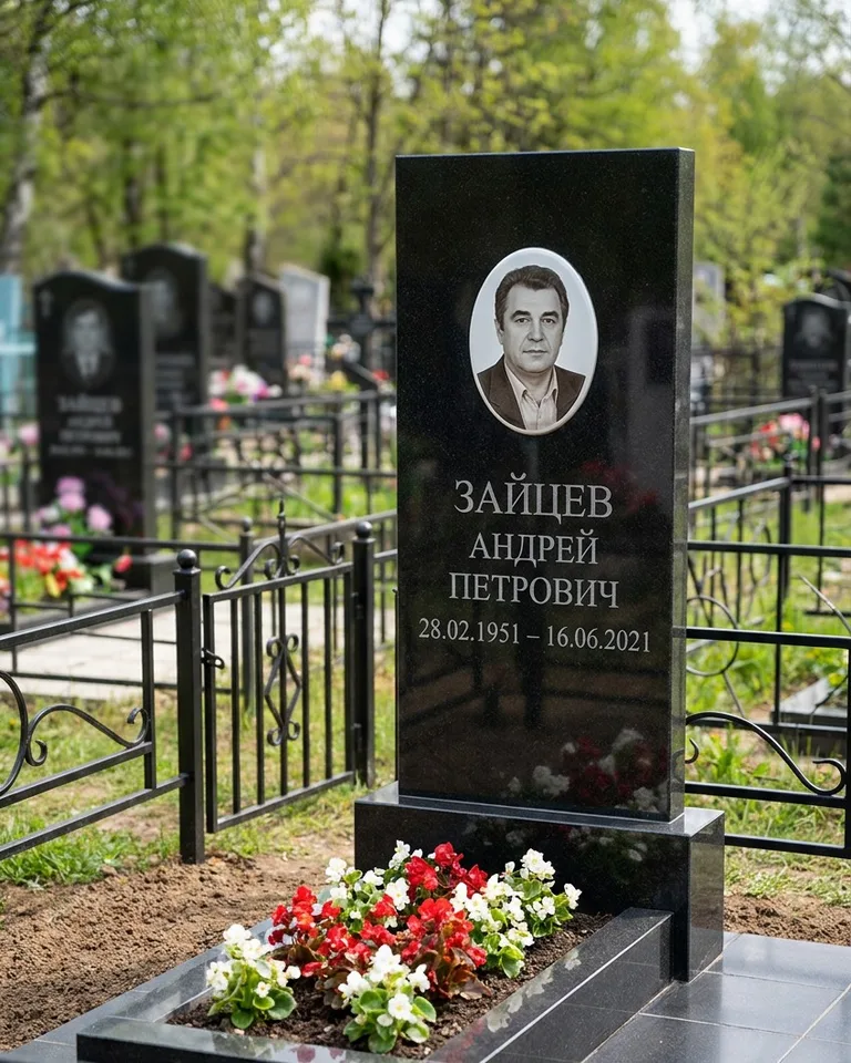 Памятник под ключ с гранитной вазой и цветами в Туле