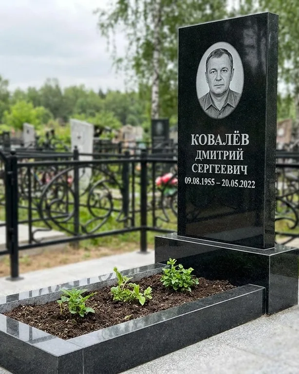 Горизонтальный серый памятник под ключ, осень в Туле