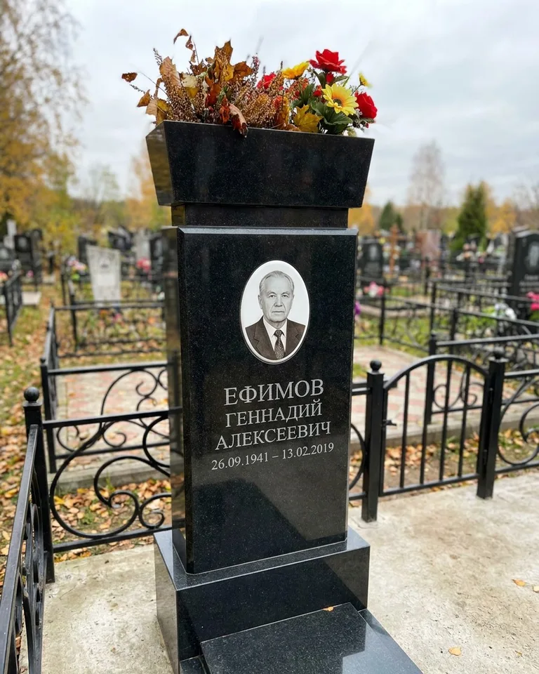 Двойной семейный памятник под ключ с портретами в Туле