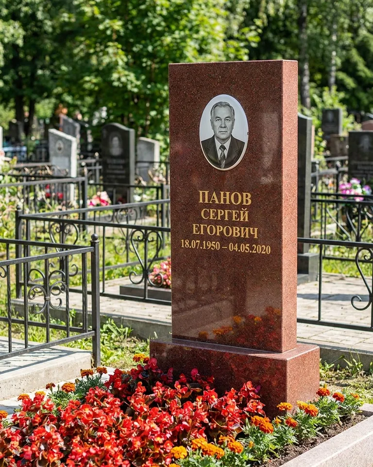 Двойной серый памятник под ключ с вазой в Туле