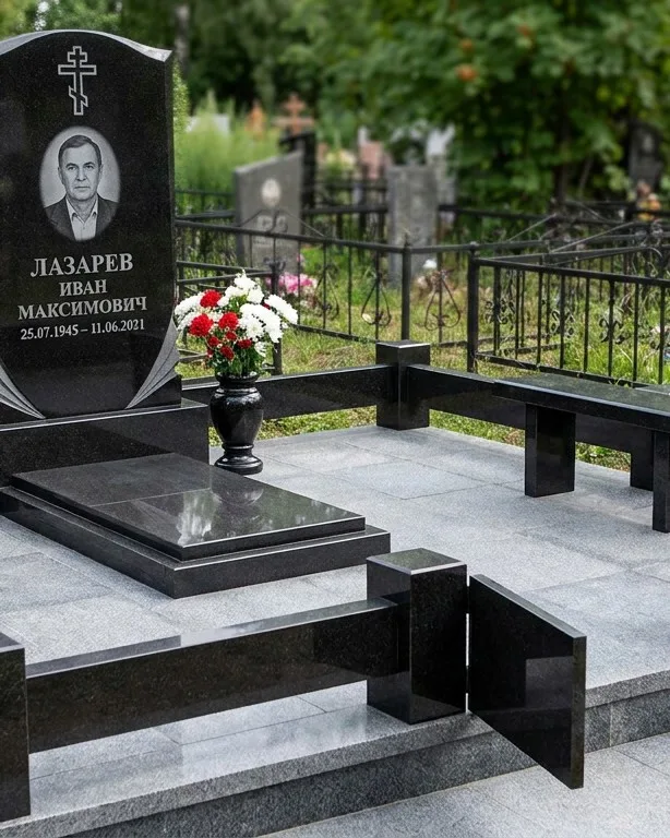 Памятник под ключ зимой с венком в Туле