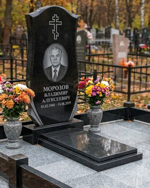Памятник под ключ со скамьёй и мощением в Туле