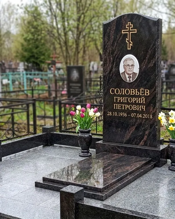 Памятник под ключ с гранитным цоколем и вазой, осень в Туле
