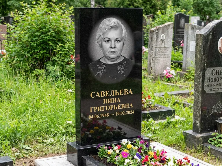 Портрет на памятнике в Туле — Паспортное фото восстановили и награвировали на чёрной стеле