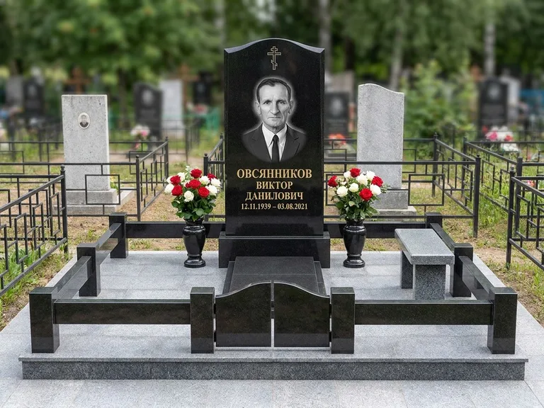 Портрет на памятнике в Туле — Старый снимок → гравировка на премиум-комплексе с плиткой и оградой