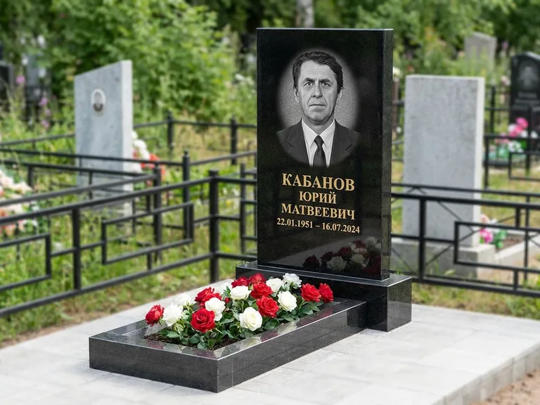 Портрет на памятнике в Туле — Старый снимок → гравировка на вертикальной стеле