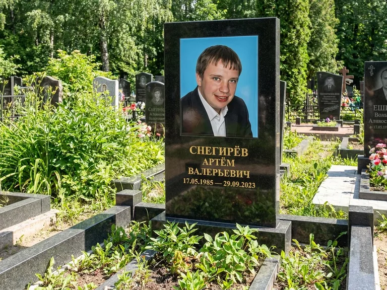 Портрет на памятнике в Туле — Цветное фото → прямоугольная фотокерамика на чёрном граните