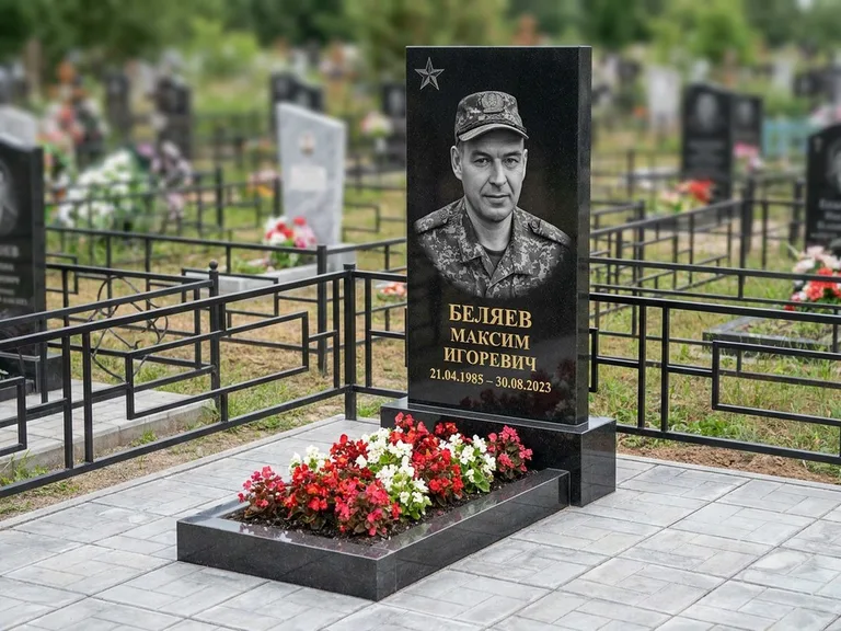 Портрет на памятнике в Туле — Военное фото → цветная фотокерамика, гравированная звезда