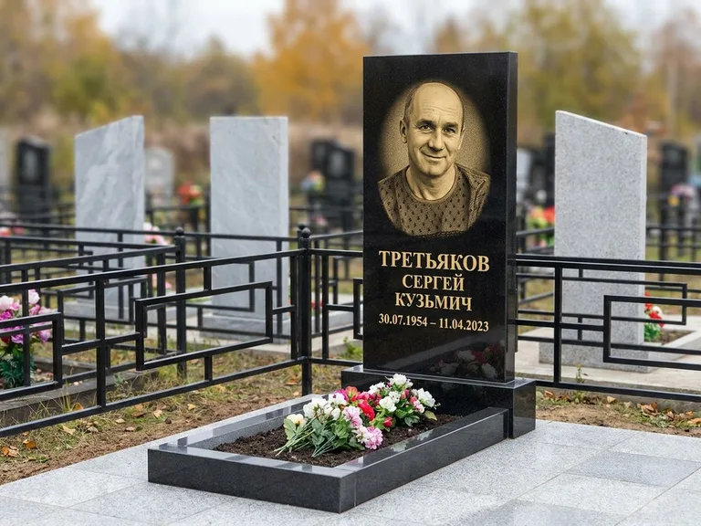 Портрет на памятнике в Туле — Восстановленный портрет → гравировка на вертикальной стеле