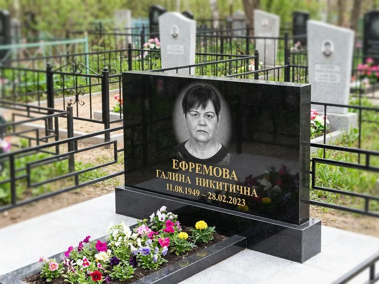 Портрет на памятнике в Туле — Ч/б портрет → гравировка на горизонтальном памятнике