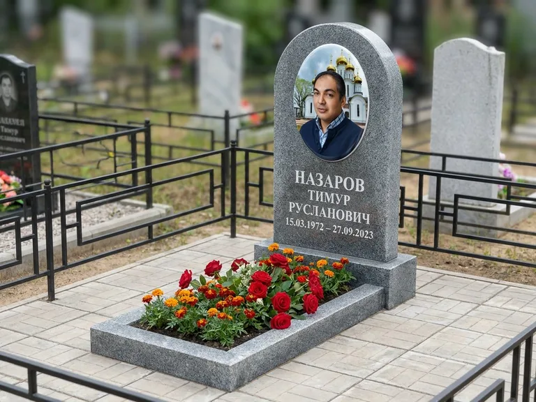 Портрет на памятнике в Туле — Цветной портрет → фотокерамика-овал на сером граните, буквы белые