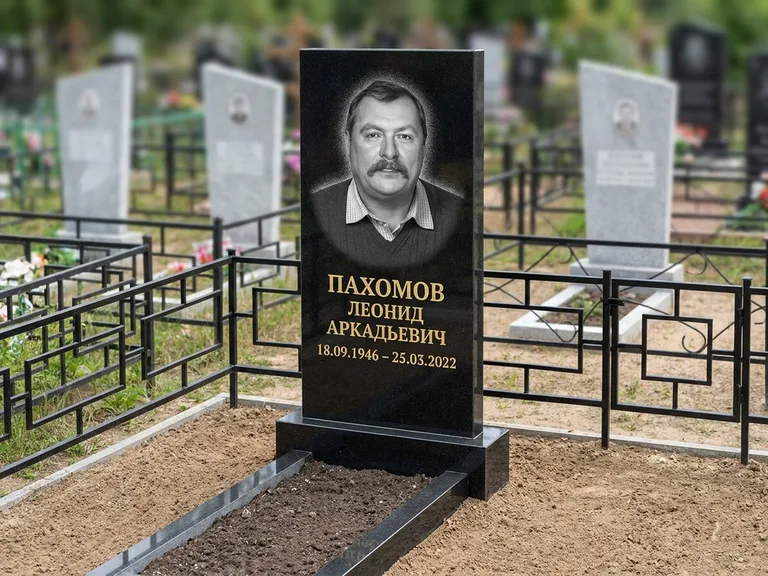 Портрет на памятнике в Туле — Маленькое фото → гравировка на простом бюджетном памятнике