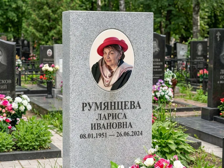 Портрет на памятнике в Туле — Цветной портрет → овальная фотокерамика на светлом камне