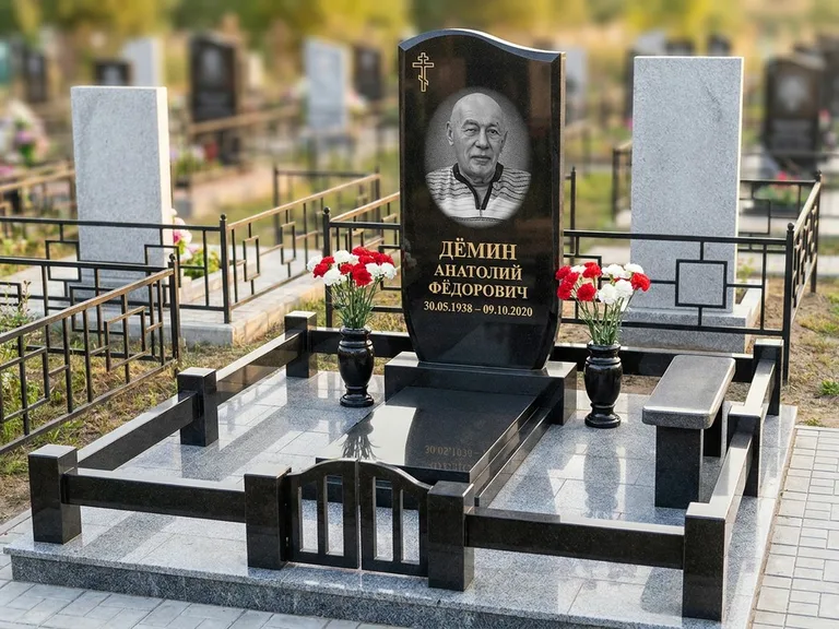 Портрет на памятнике в Туле — Реставрация → гравировка на премиум-комплексе