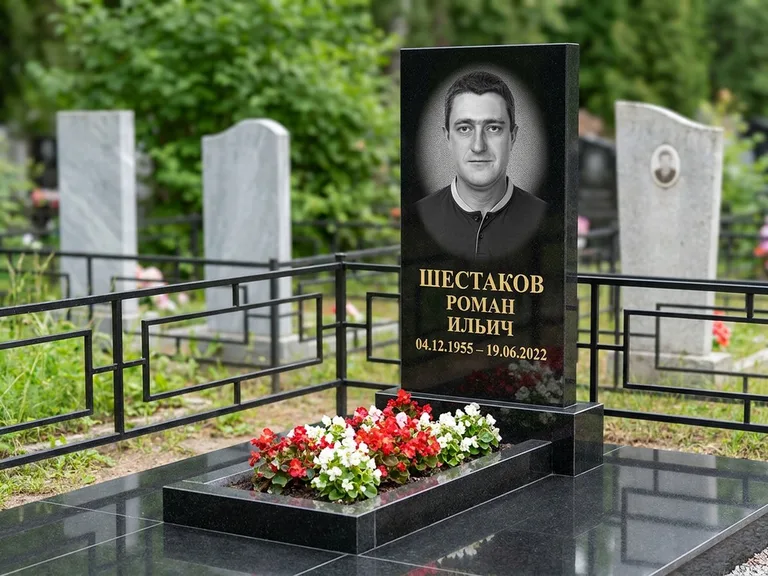 Портрет на памятнике в Туле — Ч/б портрет → гравировка на стеле