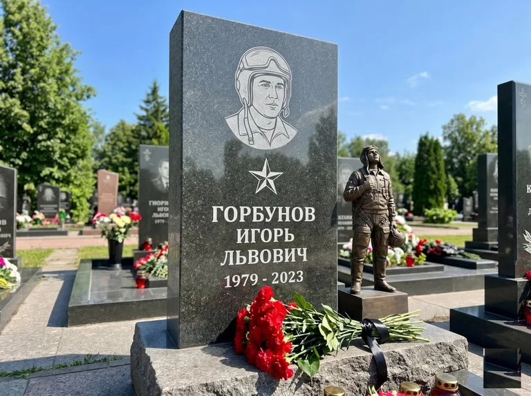 Гранитная фигура лётчика на памятнике военному со звездой в Туле
