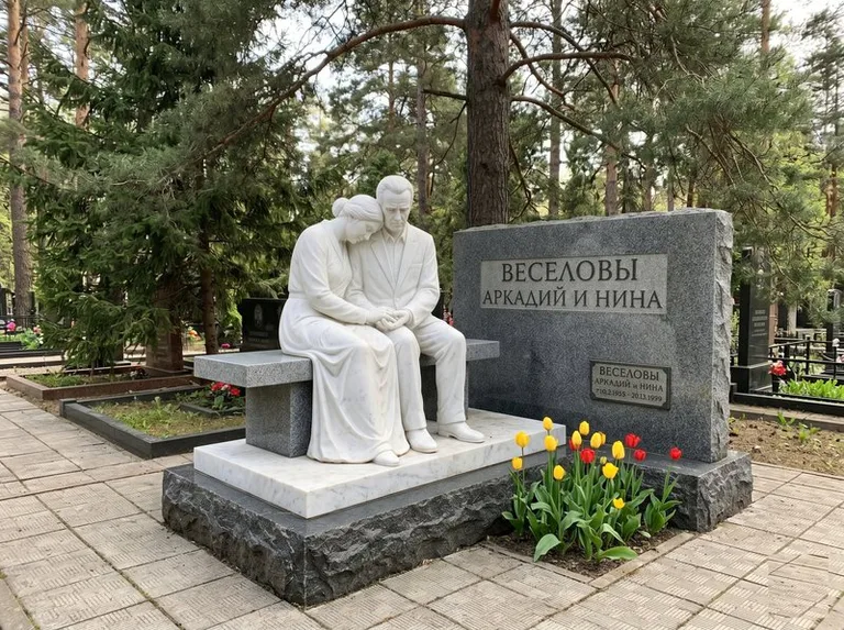 Мраморная скорбящая пара на эксклюзивном мемориале в Туле