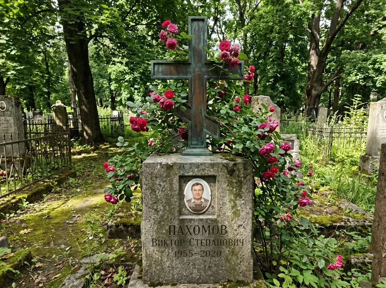 Бронзовый крест с розами на гранитной плите в Туле
