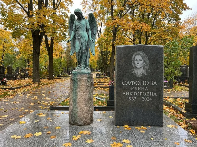 Бронзовый ангел на колонне рядом с памятником в Туле