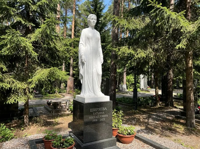 Ростовая женская фигура с портретным сходством на мемориале в Туле