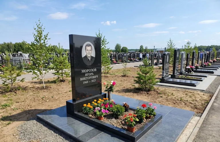 Уборка могилы со скамьёй до и после в Туле