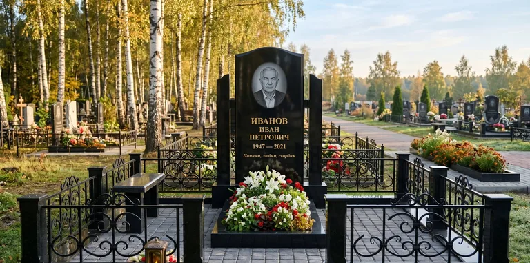 Мемориальный комплекс с цветником и оградой в Туле