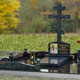 Вертикальный гранитный памятник с крестом - П126