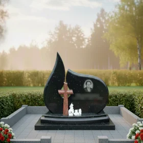 Гранитный православный памятник с крестом в мемориальном комплексе - ПН427