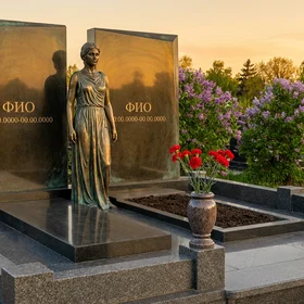 Бронзовый мемориал в форме книги на двоих