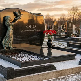 Бронзовый мемориал со скульптурой в полный рост с голубями