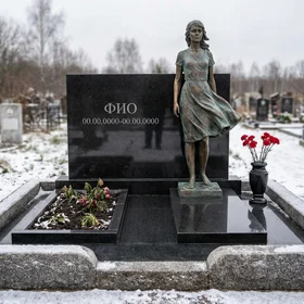 Бронзовый мемориал со скульптурой в полный рост