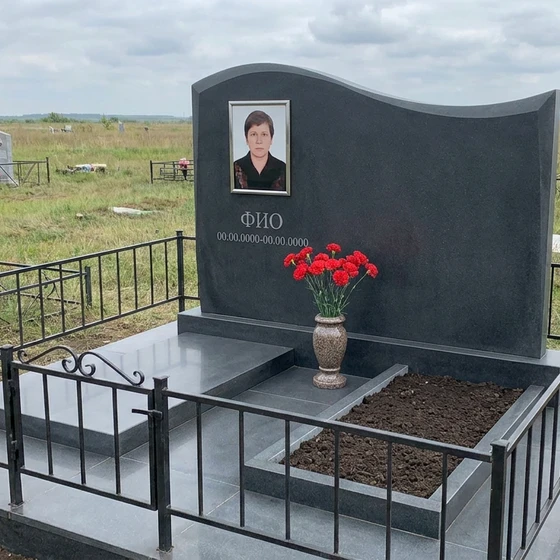 Памятник из базальта в форме скалы