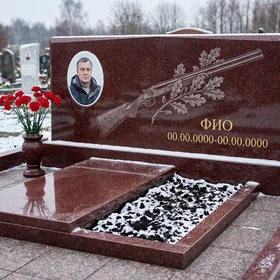 Гранитный памятник охотнику с охотничьим рогом
