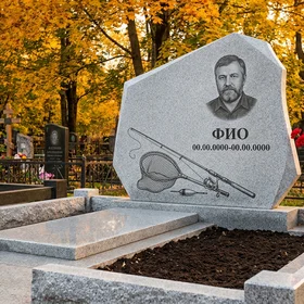 Гранитный памятник рыбаку в виде глыбы с поплавком