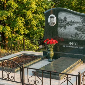 Гранитный памятник рыбаку в виде скалы с поплавком