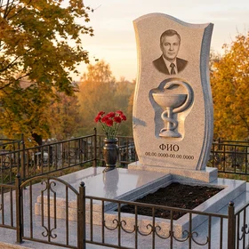 Гранитный памятник врачу с кадуцеем
