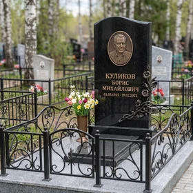 Гранитный памятник с металлическим декором
