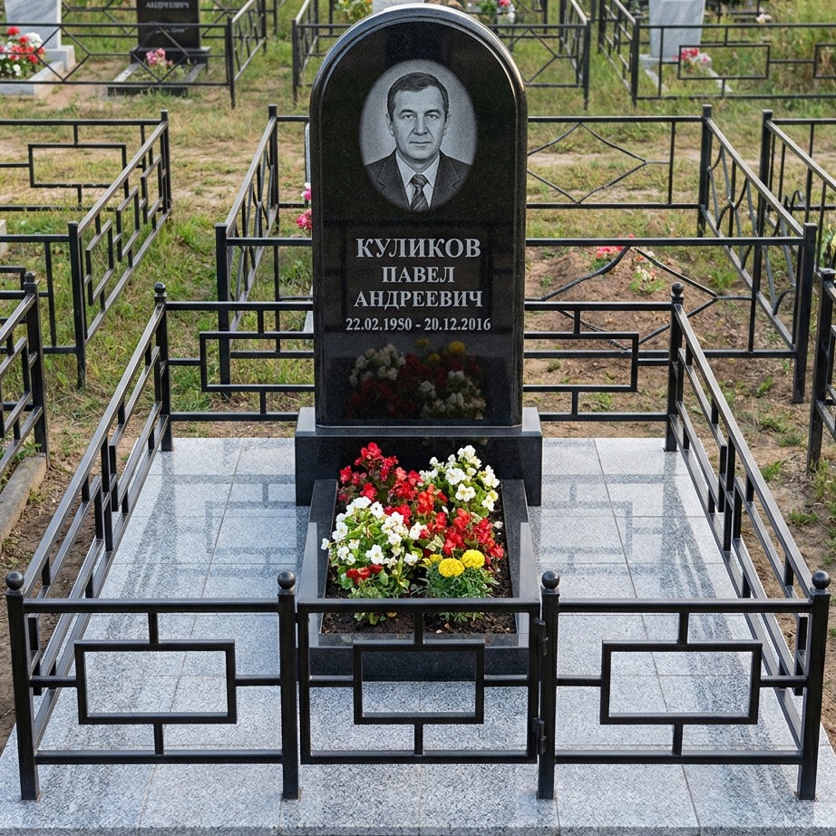 Пример дизайна: Памятник с куполом из чёрного гранита — фото и цена