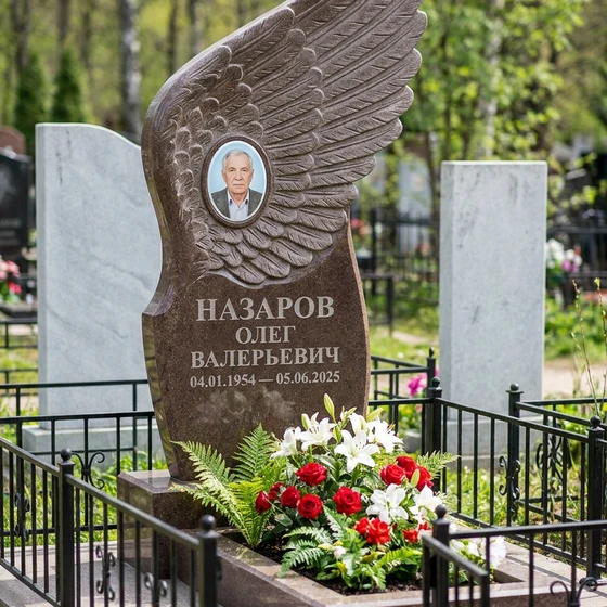 Памятник с крылом ангела из дымовского гранита с фотопортретом