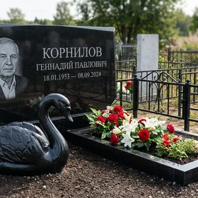 Памятник с лебедем и цветником из габбро-диабаза с портретом