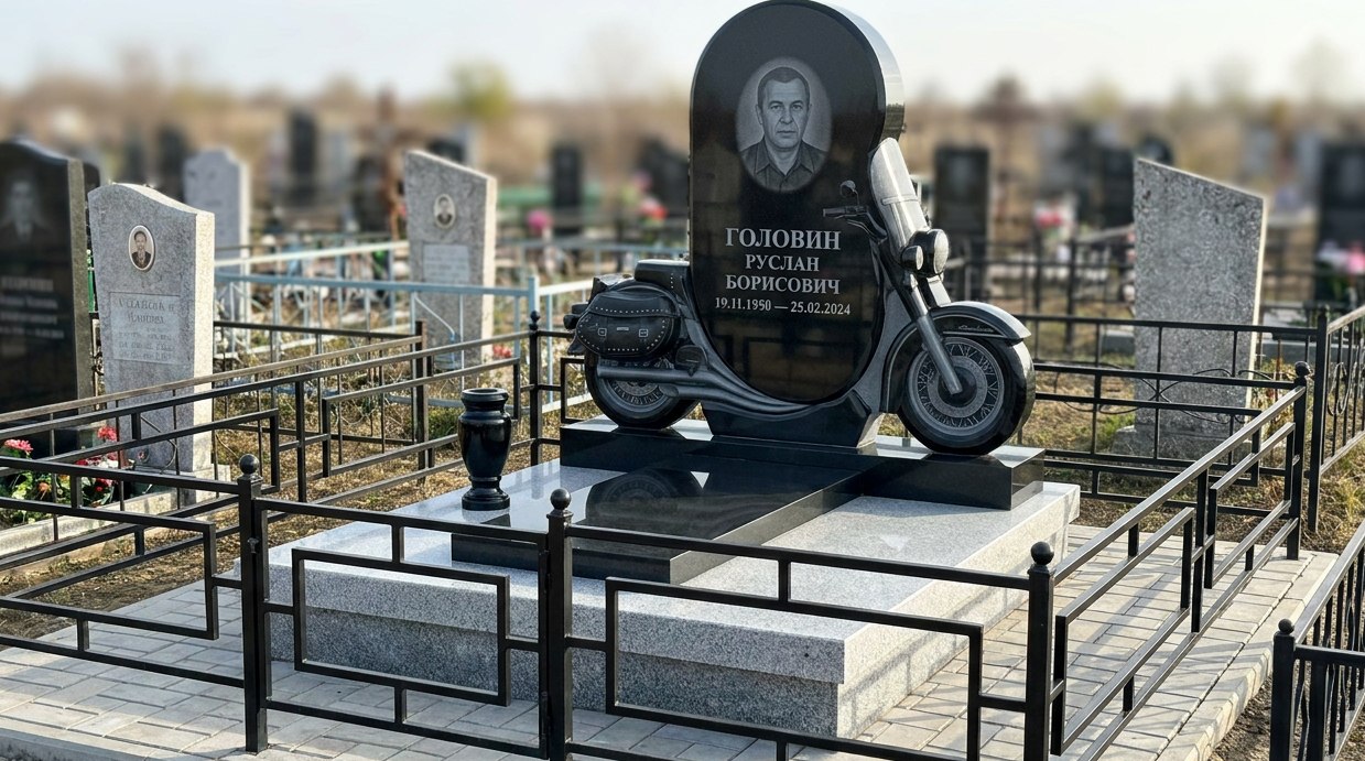 Пример дизайна: Комбинированный памятник-мотоцикл овальной формы — фото и цена